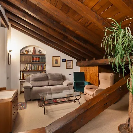 Luxury Historic By Duomo Sleeps 11 Apartment Como