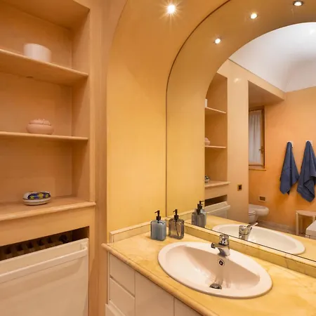 아파트 Luxury Historic By Duomo Sleeps 11 코모